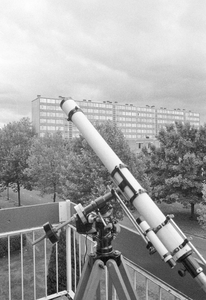 831077 Afbeelding van een sterrenkijker op het balkon van een appartement aan de Maniladreef te Utrecht die gebruikt ...